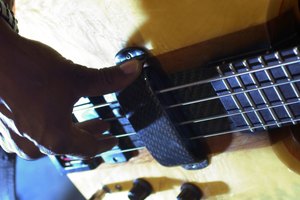 Puedes grabar el bajo directamente en el estante 003 con las entradas 1-4.