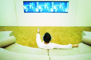 Un televisor de plasma se puede fijar a la pared.