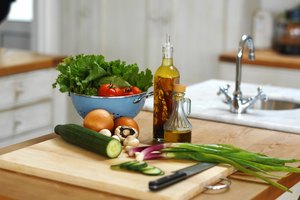 Tabla de cortar con alimentos frescos
