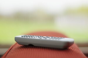 El control remoto de tu televisión incluyen botones para ajustar el dispositivo.