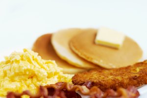 El ezetimibe con simvastatin reduce la absorción de colesterol de los alimentos.