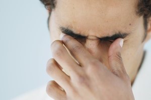La queratitis fúngica produce dolor y enrojecimiento de los ojos.