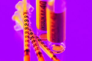 Los glándula suprarrenal libera otra hormona androgénica conocida como dehidroepiandrosterona.