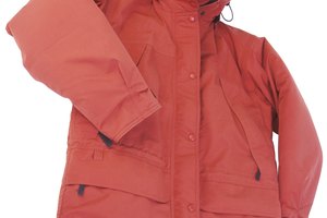 Vuelve a aplicarle un producto impermeabilizante a un abrigo para lluvia en cuanto ya no se formen gotas sobre su superficie.