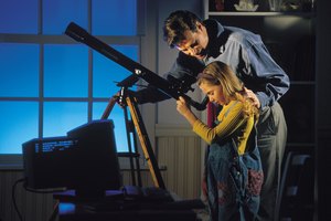 Mirar las constelaciones enseña a los niños sobre el espacio.