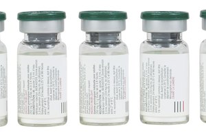 Ten a mano en tu botiquín una caja de monodosis de solución de suero fisiológico.