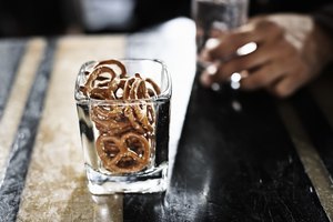 Los establecimientos de bebidas colocan aperitivos salados como los pretzels y las nueces precisamente para que te sientas sediento y regreses de nuevo a la barra.