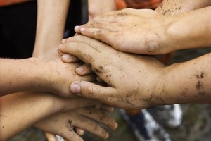 Un equipo puede motivarse para una competición al cantar antes de un juego.