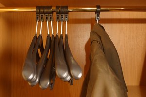 Las perchas apoyan y ayudan a proteger tus abrigos y chaquetas.