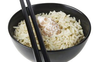 Usa arroz de granos largos para obtener granos acolchados que no se peguen.
