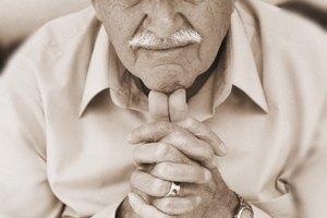 Ayuda a la persona con Alzheimer a explicarle de forma sencilla y amable las cosas.
