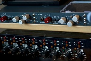 Conecta preamplificadores de micrófono como estos en el estante 003 a través de entradas 5-8.