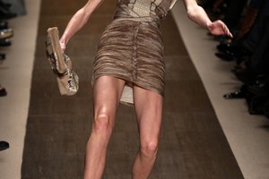 No modeles el desliz en el 2009 Herve Leger Fashion Show.