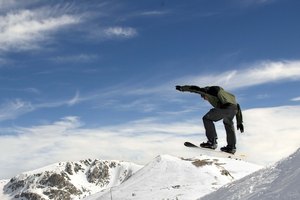El ángulo correcto para las fijaciones puede ayudar al snowboarder a aterrizar de manera más cómoda en posición de cambio.
