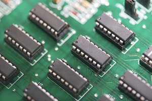 Puedes vender las placas de circuito en tu computadora y otros equipos electrónicos a los recicladores electrónicos o las refinerías de metal.