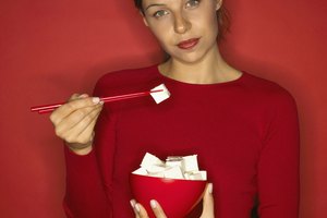 Tanto los veganos como los vegetarianos obtienen la mayor parte de sus proteínas de fuentes vegetales, tales como el tofu.