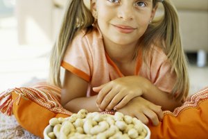 Los cacahuetes pueden ser algo peligroso para un niño con alergia al cacahuete.