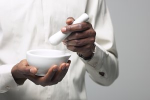 Toma leche de magnesia y aplícala en un bastoncillo de algodón.
