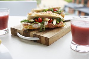Batidos y sándwiches en el mostrador de una cocina.