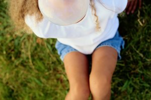 Las tijeras deberían ser lo último que agarres cuando necesites extraer chicle de tu cabello.