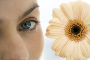 Se pueden usar tratamientos caseros para deshacerte de las ojeras.