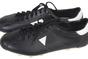 Los zapatos de fútbol vienen tanto en cuero como en materiales sintéticos o artificiales.