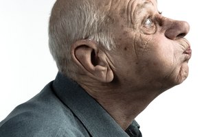 La apnea causa dificultad para dormir.