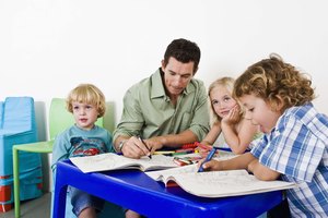 Proporciona a tu hijo en edad preescolar muchas oportunidades de aprender de diferentes maneras.