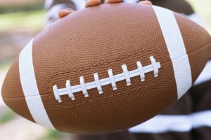 Para reducir el riesgo de lesiones, los jugadores de fútbol americano juvenil deberían jugar siempre con niños de edad y peso similar.
