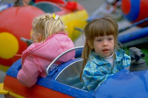 A los pequeños les encantará subirse a los juegos mecánicos.