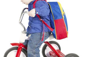 Los triciclos suele ser utilizados por los niños antes de aprender a andar en una bicicleta.