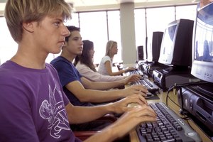 Casi todos los aspectos de una vida adolescentes incluyen ahora Internet.