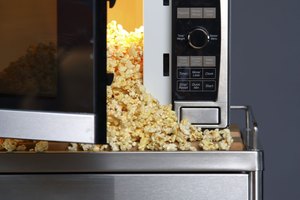 Las bolsas de palomitas para el microondas contienen químicos especiales para su cocción.