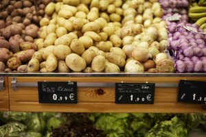 Varias patatas en la verdulería.