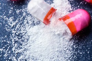 La amoxicilina es un medicamento que se usa para tratar varios tipos de infecciones causadas por las bacterias.
