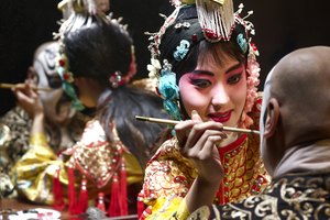 Cómo usar maquillaje para convertir un chico en una chica.