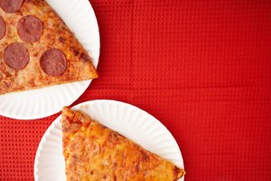 Limita el consumo de sodio eligiendo una pizza de queso con salami.