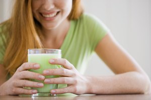 Los batidos verdes con hierba de cebada, hierba de trigo, espirulina o chlorella proporcionan clorofila extra en tu dieta.