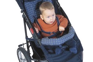 Vas a tener que encontrar la manera de transportar a tu hijo del avión sin la ayuda de una silla de paseo.