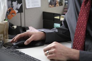 Para pasar texto a la columna siguiente inserta un salto de columna.