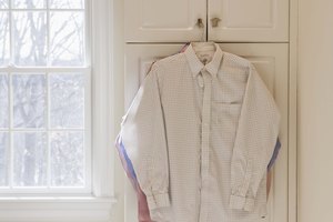 Puedes adaptar fácilmente una camisa abotonada de hombre para que se ajuste a una mujer.
