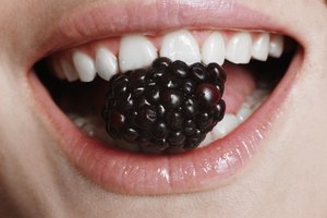 Hay ciertos alimentos que blanquean los dientes.