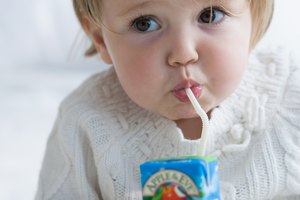Los niños con frecuencia atraviesan una fase de jugar con la comida.