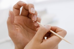 Darles forma suavemente te ayudará a retirar las cutículas sin cortarlas ni causar daños.