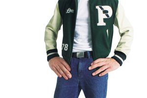 Las mangas de una chaqueta de logros normalmente son de vinilo o piel.