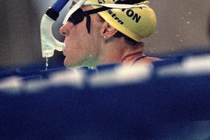 El miembro del equipo nacional de natación de Australia Ellie Overton entrena con un esnórquel.