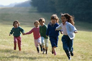 No hay necesidad de complicadas reglas o de un equipo de lujo cuando se trata de juegos al aire libre para niños en edad preescolar.