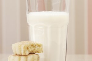 Los productos lácteos no pasteurizados, tales como la leche, los quesos y el yogur se deben evitar, dice OncoLink.