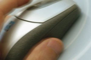 Un mouse inalámbrico envía señales RF a un receptor Unifying.