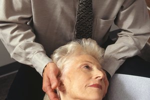 El quiropráctico puede ajustar las vértebras cervicales que están fuera de alineación y libera la presión sobre los nervios cervicales.